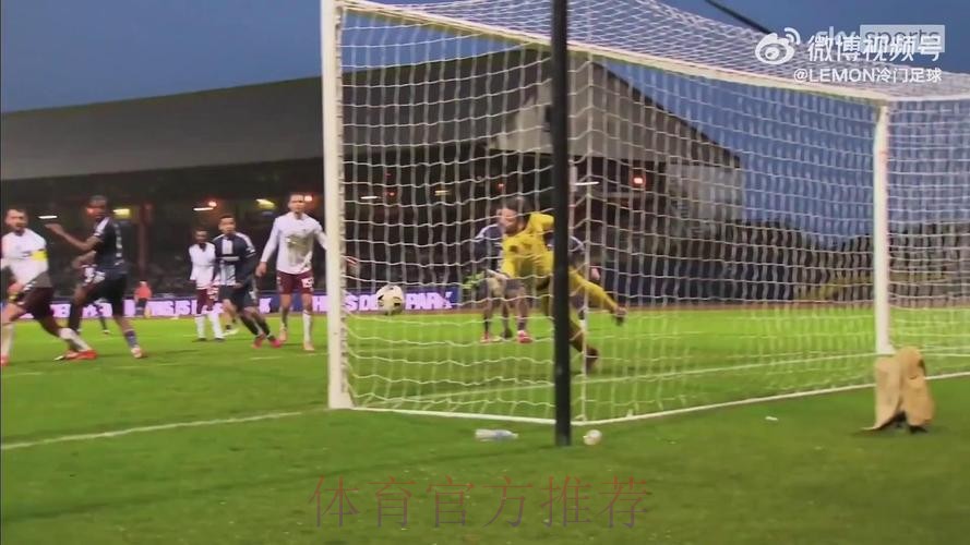 看到苏超43岁老门将的极限扑救，队友们的反应亮了